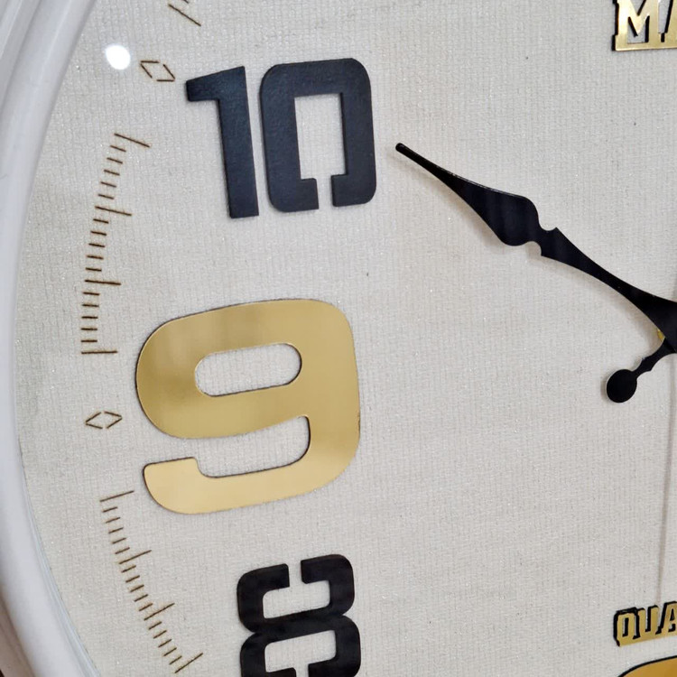 ساعت دیواری سفید 50 سانتیمتری فایبر با اعداد انگلیسی از نمای نزدیک
