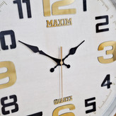 ساعت دیواری سفید 50 سانتیمتری فایبر با اعداد انگلیسی از نمای نزدیک تر