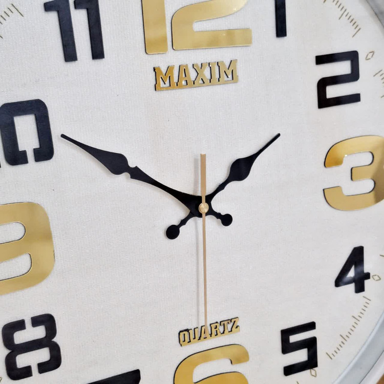 ساعت دیواری سفید 50 سانتیمتری فایبر با اعداد انگلیسی از نمای نزدیک تر