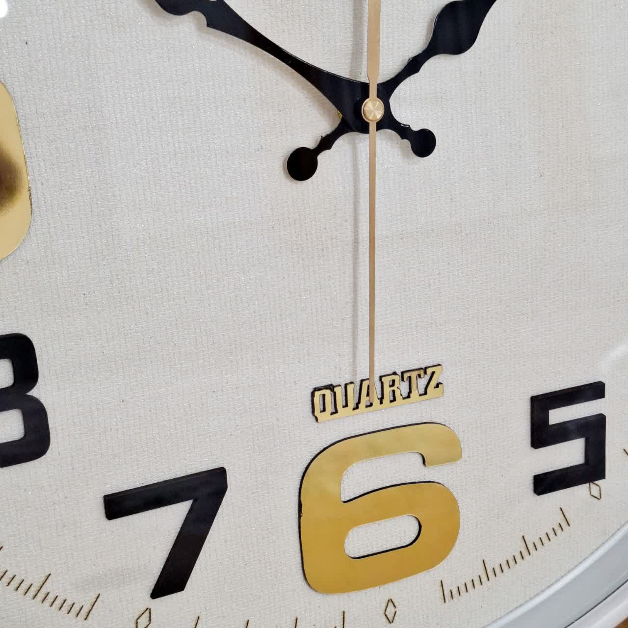 ساعت دیواری سفید 50 سانتی‌متری فایبر با اعداد انگلیسی از نمای پایین