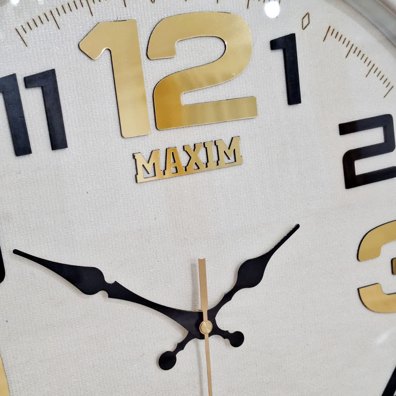 ساعت دیواری سفید 50 سانتی‌متری فایبر با اعداد انگلیسی از نمای نزدیک عقربه ها