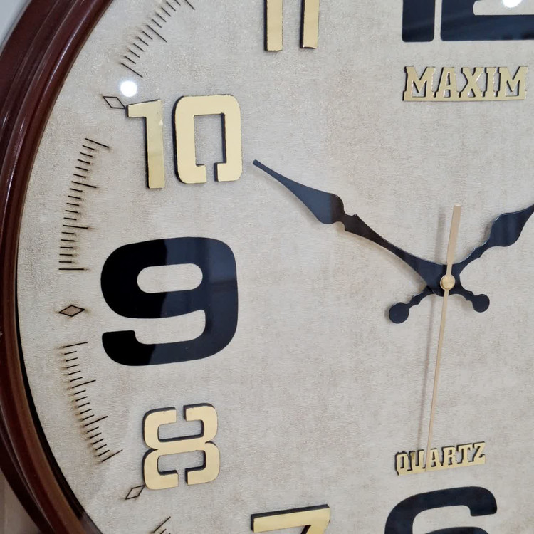 ساعت دیواری قهوهای 50 سانتیمتری فایبر از نمای پایین