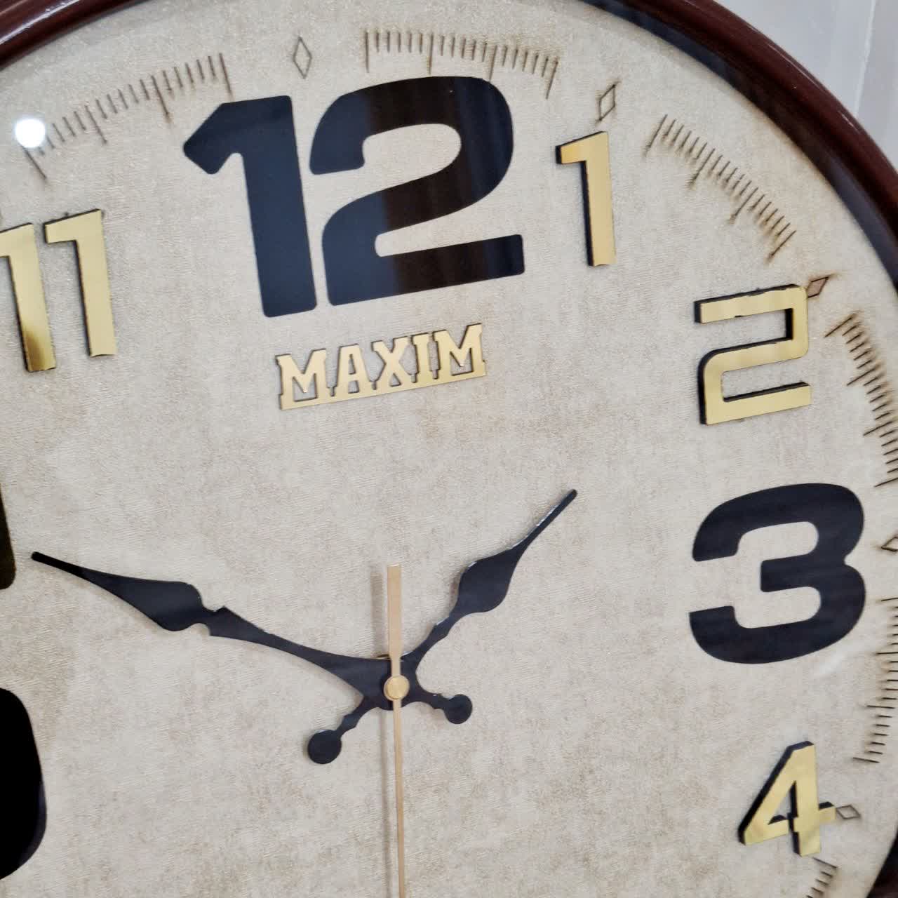 ساعت دیواری قهوه‌ای 50 سانتی‌متری فایبر از نمای دیگر