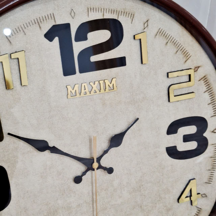 ساعت دیواری قهوهای 50 سانتیمتری فایبر از نمای دیگر