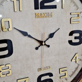 ساعت دیواری قهوهای 50 سانتیمتری فایبر از نمای نزدیک