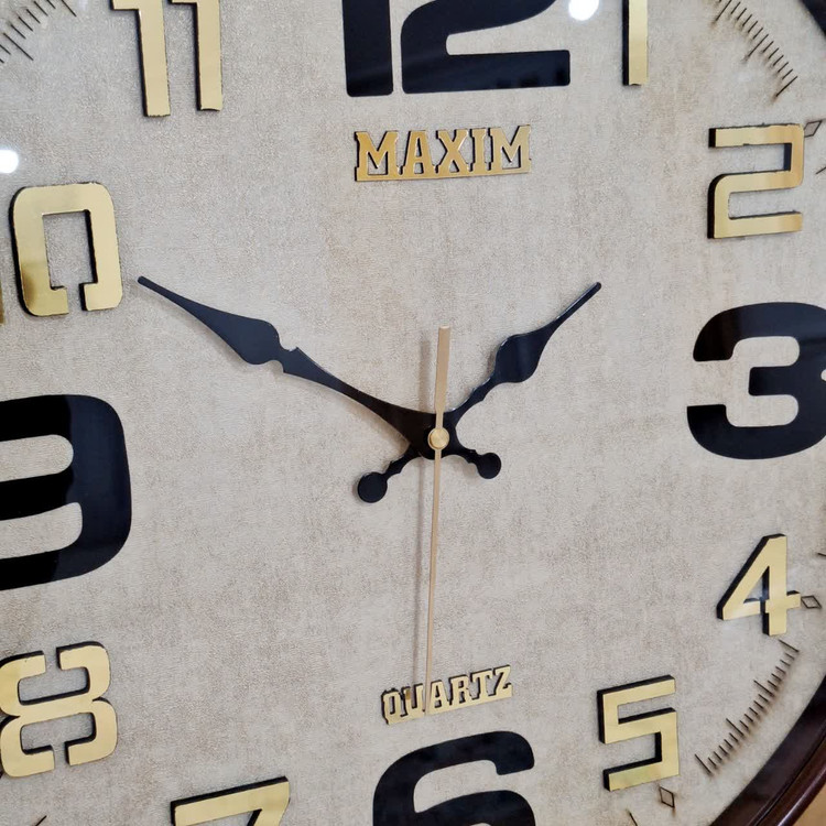 ساعت دیواری قهوهای 50 سانتیمتری فایبر از نمای نزدیک