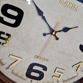 ساعت دیواری قهوهای 50 سانتیمتری فایبر از نمای نزدیک تر