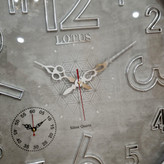 ساعت دیواری طوسی 65 سانتیمتری فایبر با اعداد انگلیسی از نمای نزدیک تر