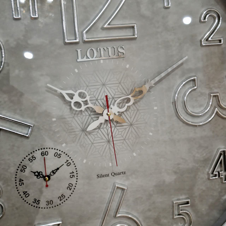 ساعت دیواری طوسی 65 سانتیمتری فایبر با اعداد انگلیسی از نمای نزدیک تر