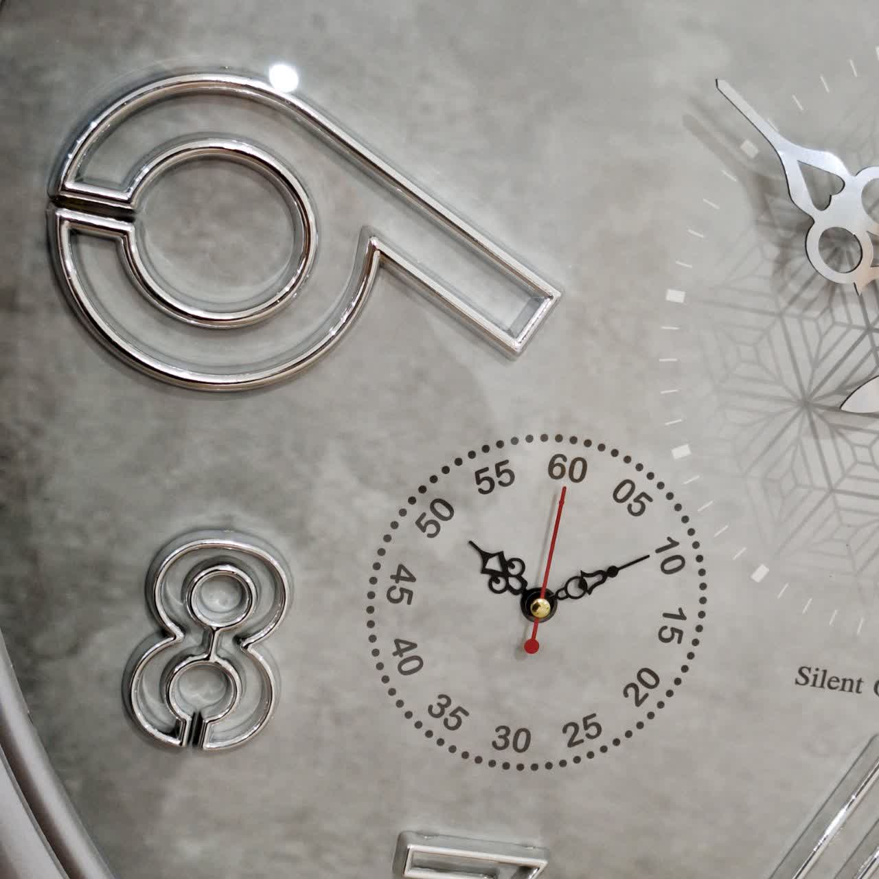 ساعت دیواری طوسی 65 سانتی‌متری فایبر با اعداد انگلیسی از نمای موتور دوم