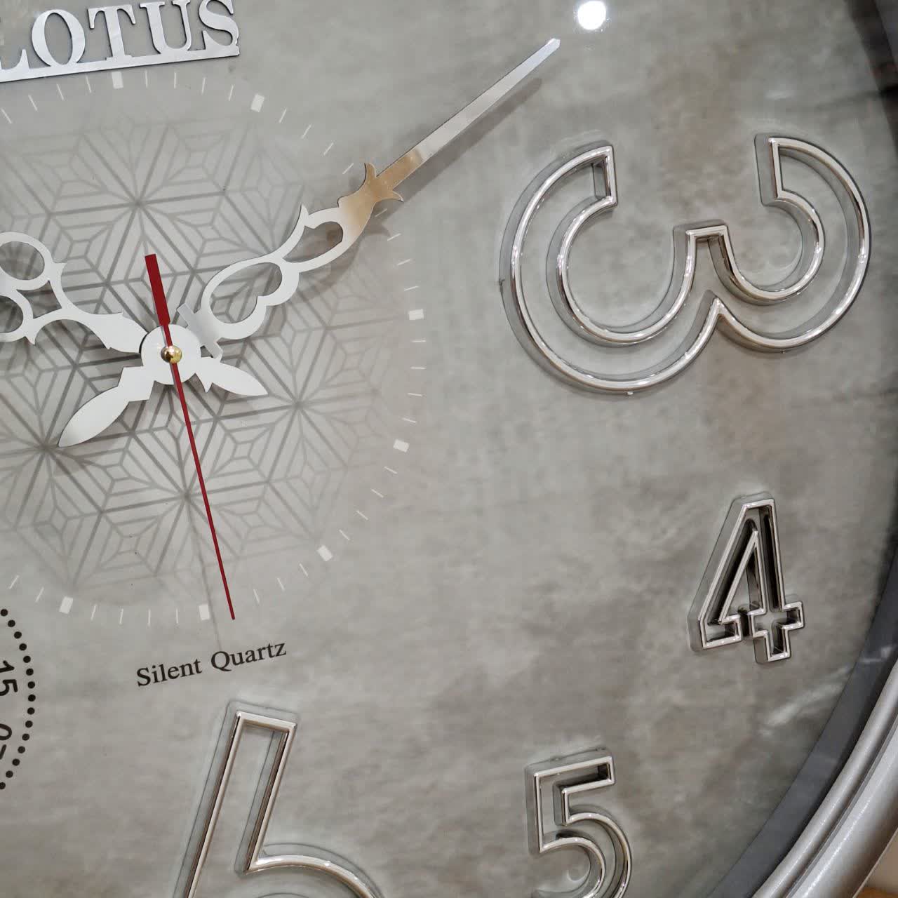 ساعت دیواری طوسی 65 سانتی‌متری فایبر با اعداد انگلیسی از نمای اعداد