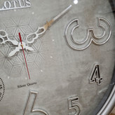 ساعت دیواری طوسی 65 سانتیمتری فایبر با اعداد انگلیسی از نمای اعداد