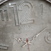 ساعت دیواری طوسی 65 سانتیمتری فایبر با اعداد انگلیسی از نمای نزدیک