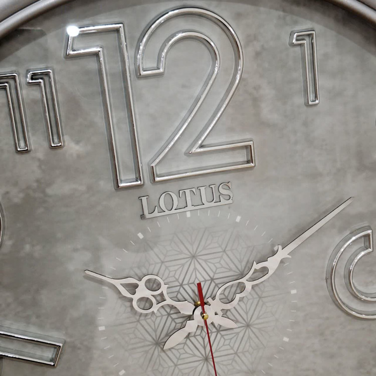 ساعت دیواری طوسی 65 سانتیمتری فایبر با اعداد انگلیسی از نمای نزدیک