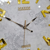 ساعت دیواری سفید 50 سانتیمتری فایبر با اعداد طلایی برجسته و 2 سال ضمانت