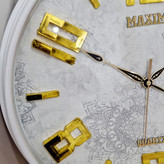 ساعت دیواری سفید 50 سانتیمتری فایبر با اعداد طلایی از نمای نزدیک تر