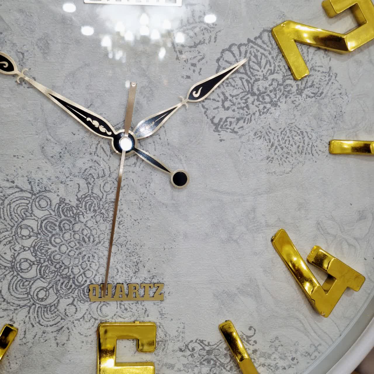 ساعت دیواری سفید 50 سانتیمتری فایبر با اعداد طلایی از نمای دیگر