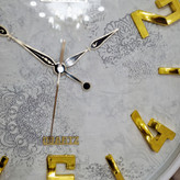 ساعت دیواری سفید 50 سانتیمتری فایبر با اعداد طلایی از نمای دیگر