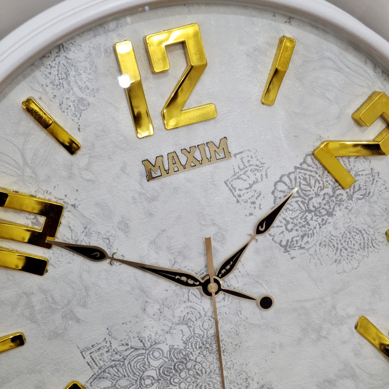 ساعت دیواری سفید 50 سانتیمتری فایبر با اعداد طلایی از نمای عقربه ها