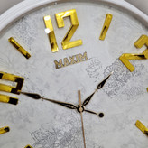 ساعت دیواری سفید 50 سانتیمتری فایبر با اعداد طلایی از نمای عقربه ها