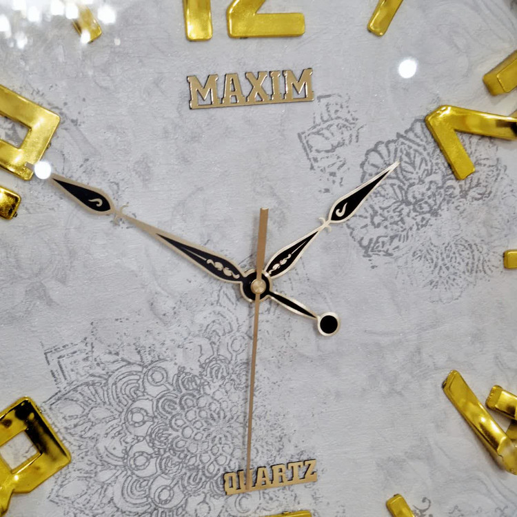 ساعت دیواری سفید 50 سانتیمتری فایبر با اعداد طلایی از نمای نزدیک