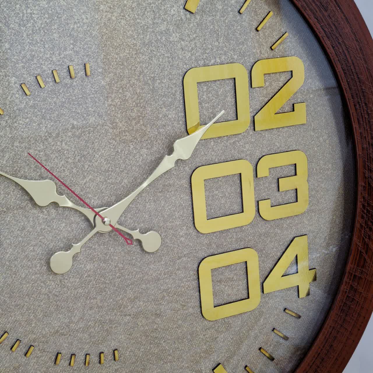 ساعت دیواری قهوهای 70 سانتیمتری چوبی با اعداد طلایی از نمای نزدیک