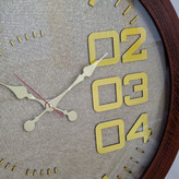 ساعت دیواری قهوهای 70 سانتیمتری چوبی با اعداد طلایی از نمای نزدیک