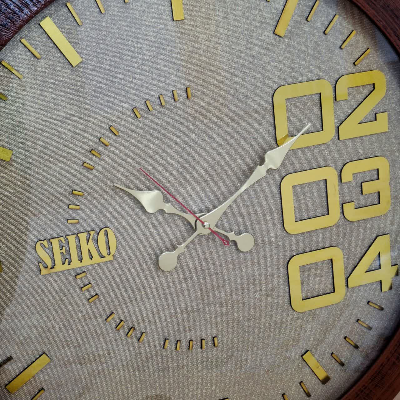 ساعت دیواری قهوهای 70 سانتیمتری چوبی با اعداد طلایی از نمای دیگر