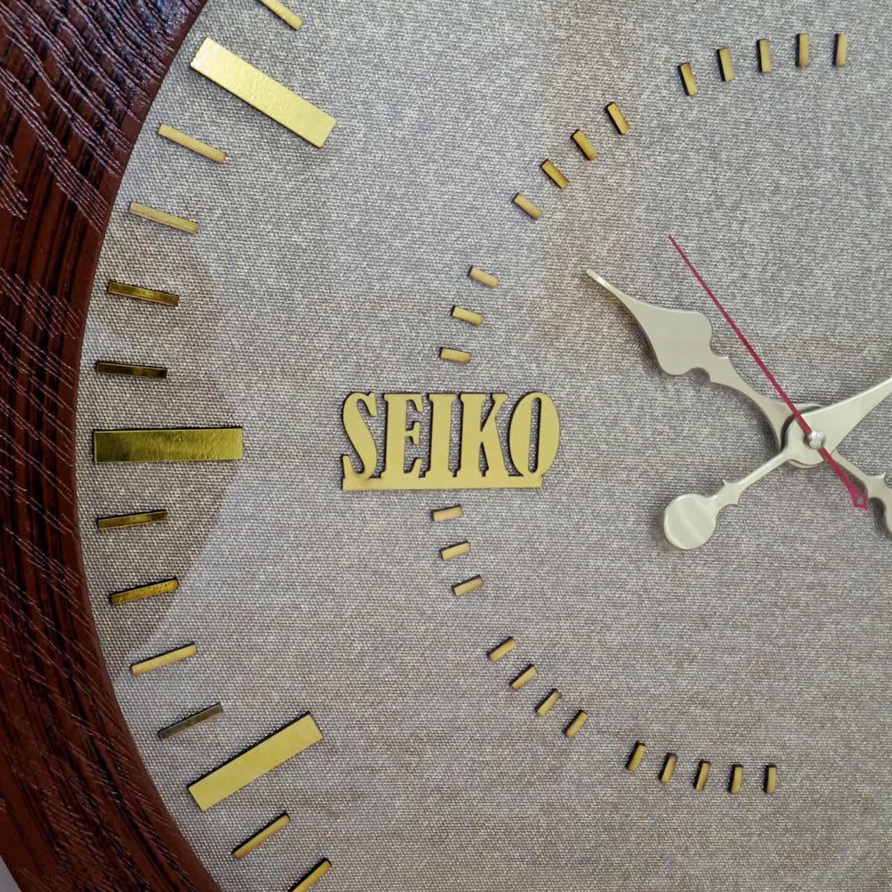 ساعت دیواری قهوهای 70 سانتیمتری چوبی با اعداد طلایی از نمای نزدیک تر