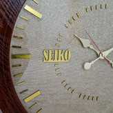 ساعت دیواری قهوهای 70 سانتیمتری چوبی با اعداد طلایی از نمای نزدیک تر