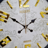 ساعت دیواری طوسی 50 سانتیمتری فایبر با اعداد طلایی برجسته از نمای نزدیک