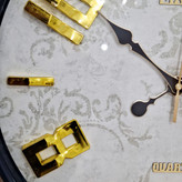 ساعت دیواری طوسی 50 سانتیمتری فایبر با اعداد طلایی برجسته از نمای نزدیک تر