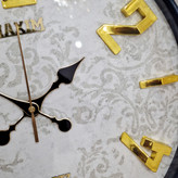 ساعت دیواری طوسی 50 سانتیمتری فایبر با اعداد طلایی برجسته از نمای دیگر