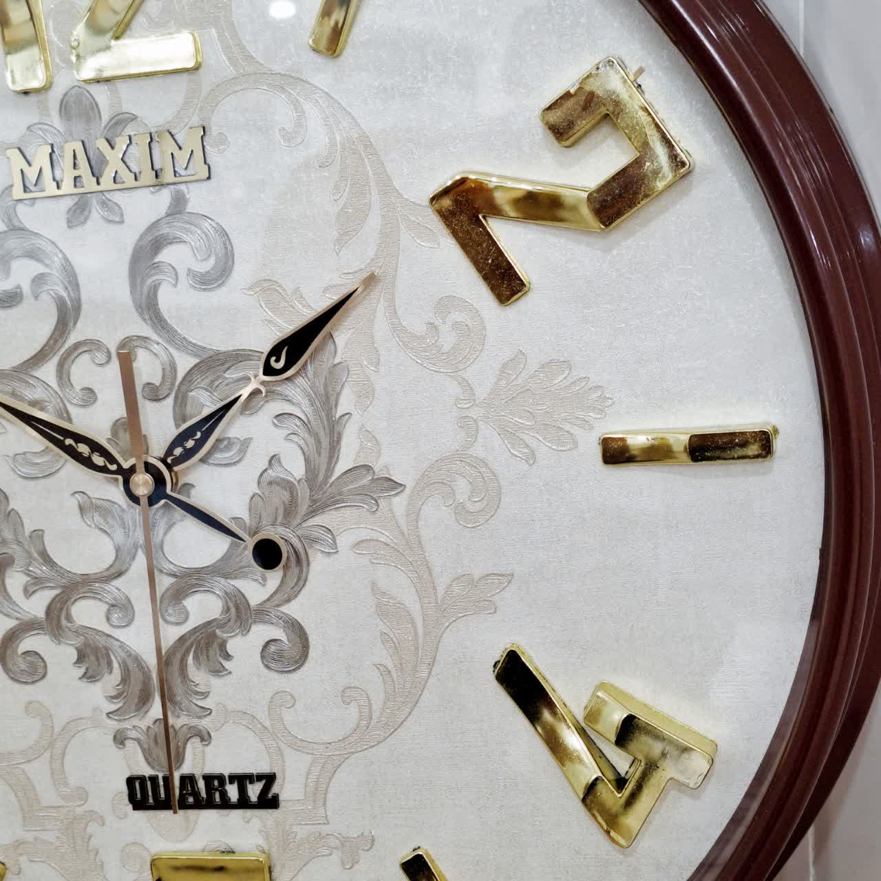 ساعت دیواری قهوه‌ای 50 سانتی‌متری فایبر با اعداد طلایی از نمای دیگری