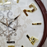 ساعت دیواری قهوهای 50 سانتیمتری فایبر با اعداد طلایی از نمای دیگری