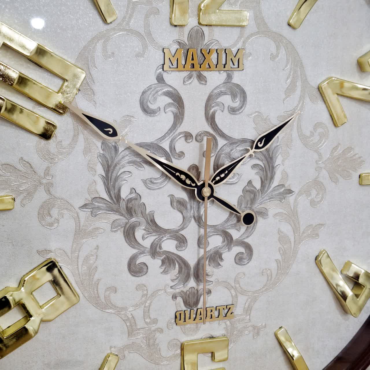 ساعت دیواری قهوه‌ای 50 سانتی‌متری فایبر با اعداد طلایی از نمای نزدیک