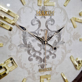 ساعت دیواری قهوهای 50 سانتیمتری فایبر با اعداد طلایی از نمای نزدیک