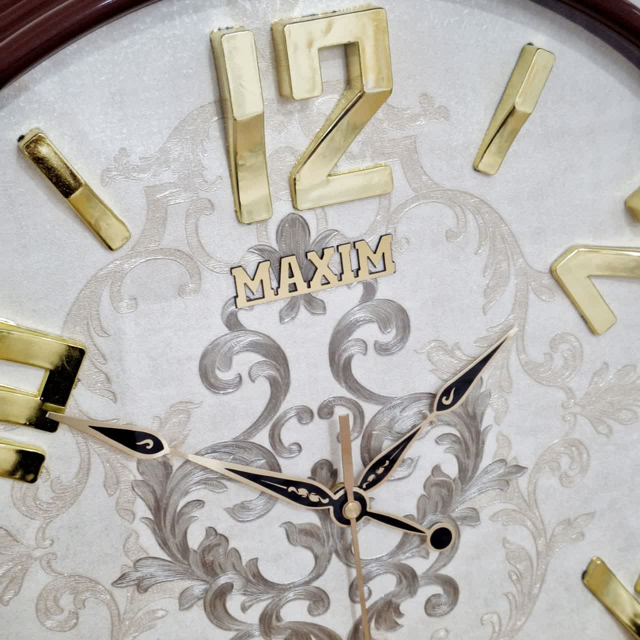 ساعت دیواری قهوهای 50 سانتیمتری فایبر با اعداد طلایی از نمای نزدیک تر