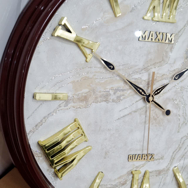 ساعت دیواری قهوهای 50 سانتیمتری فایبر داخل سفید با اعداد رومی طلایی از نمای نزدیک تر