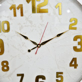 ساعت دیواری سفید 60 سانتیمتری چوبی با اعداد انگلیسی طلایی از نمای نزدیک