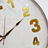 ساعت دیواری سفید 60 سانتیمتری چوبی با اعداد انگلیسی طلایی از نمای دیگر