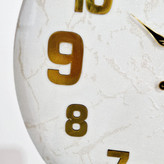 ساعت دیواری سفید 60 سانتیمتری چوبی با اعداد انگلیسی طلایی از نمای نزدیک تر