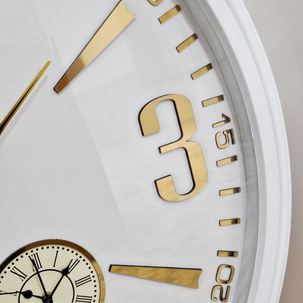 ساعت دیواری سفید 70 سانتی‌متری فایبر با اعداد انگلیسی طلایی سه موتوره از نمای نزدیک تر