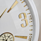 ساعت دیواری سفید 70 سانتیمتری فایبر با اعداد انگلیسی طلایی سه موتوره از نمای نزدیک تر