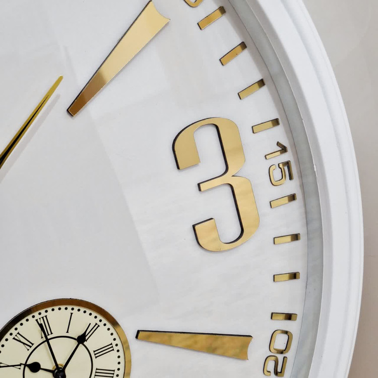 ساعت دیواری سفید 70 سانتیمتری فایبر با اعداد انگلیسی طلایی سه موتوره از نمای نزدیک تر