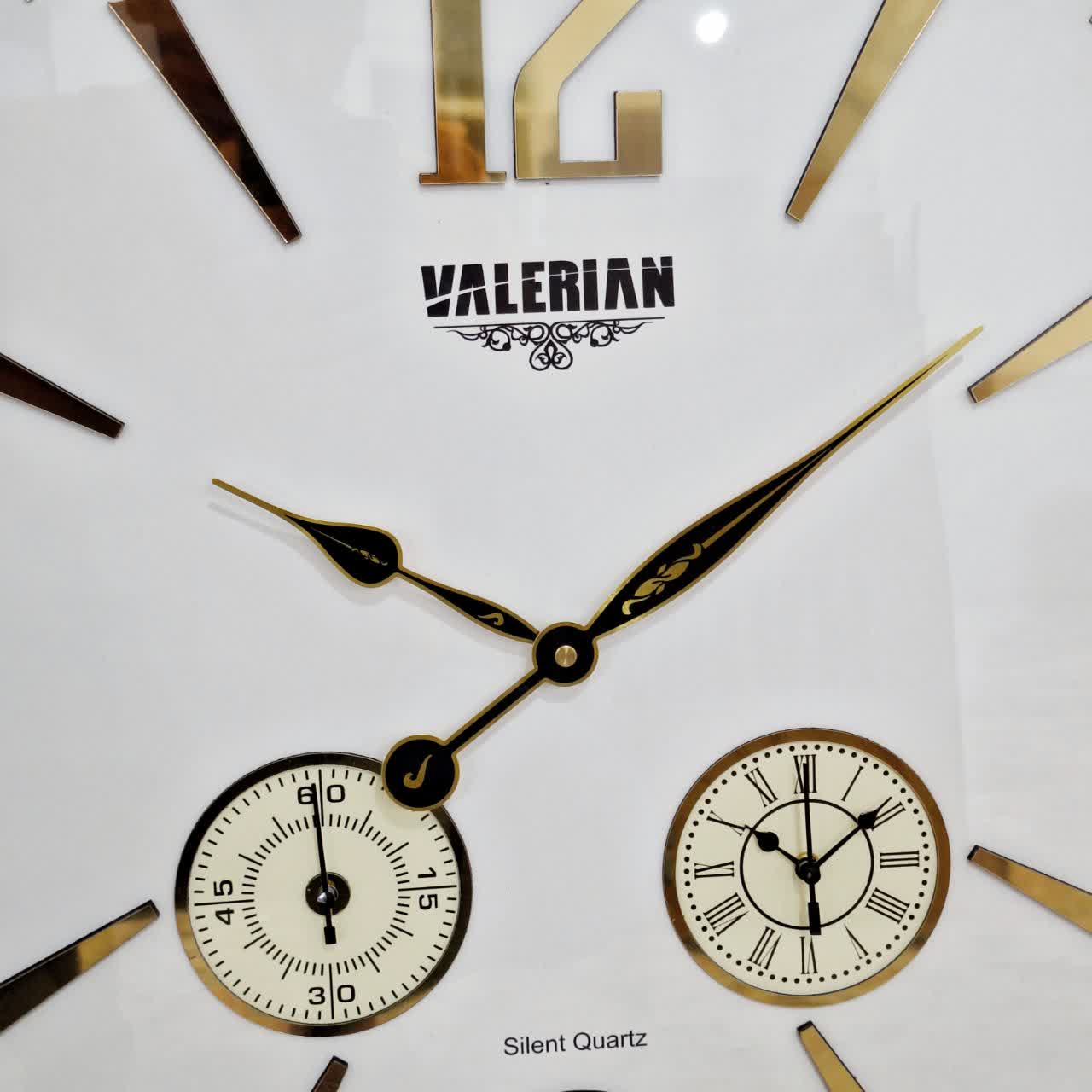 ساعت دیواری سفید 70 سانتی‌متری فایبر با اعداد انگلیسی طلایی سه موتوره از نمای نزدیک