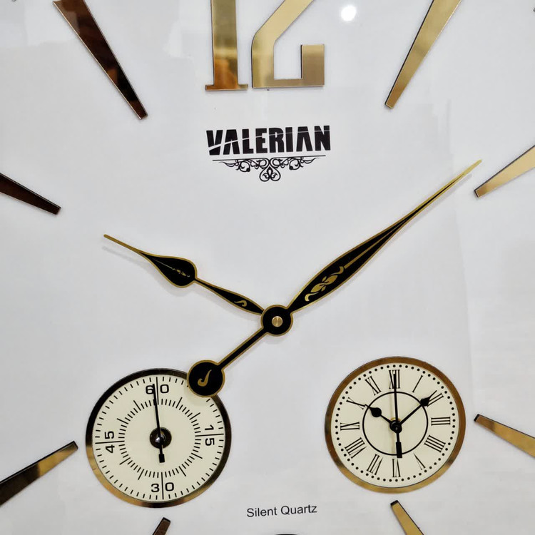 ساعت دیواری سفید 70 سانتیمتری فایبر با اعداد انگلیسی طلایی سه موتوره از نمای نزدیک