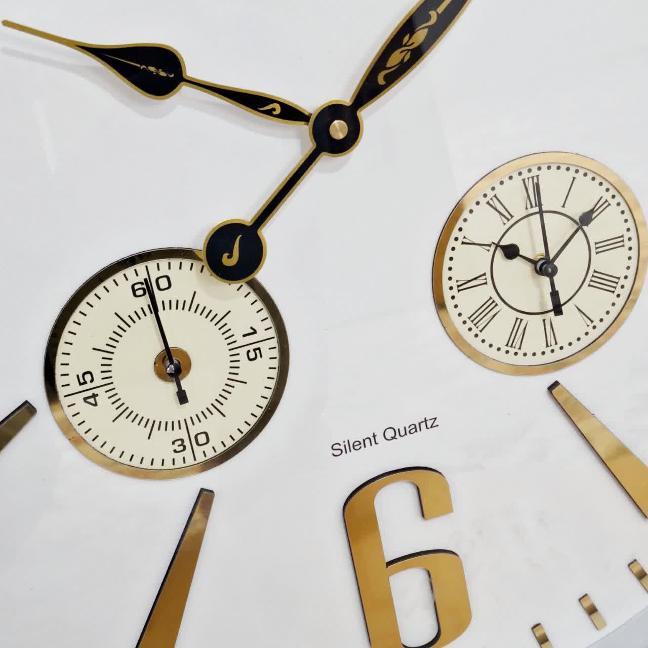 ساعت دیواری سفید 70 سانتی‌متری فایبر با اعداد انگلیسی طلایی سه موتوره از نمای پایین