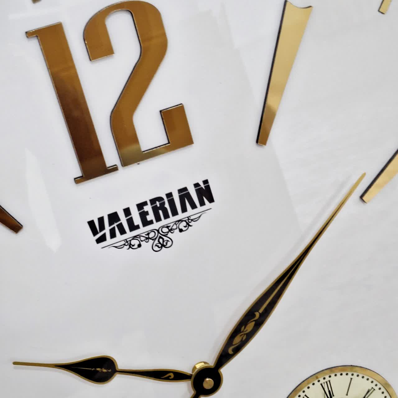 ساعت دیواری سفید 70 سانتی‌متری فایبر با اعداد انگلیسی طلایی سه موتوره از نمای عقربه ها