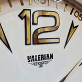 ساعت دیواری بژ 70 سانتیمتری فایبر با اعداد انگلیسی طلایی سه موتوره از نمای نزدیک تر